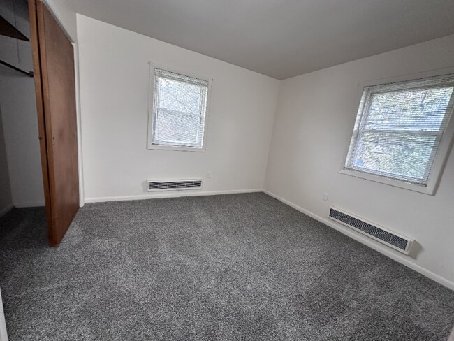 Building Photo - 33 Grandview Dr