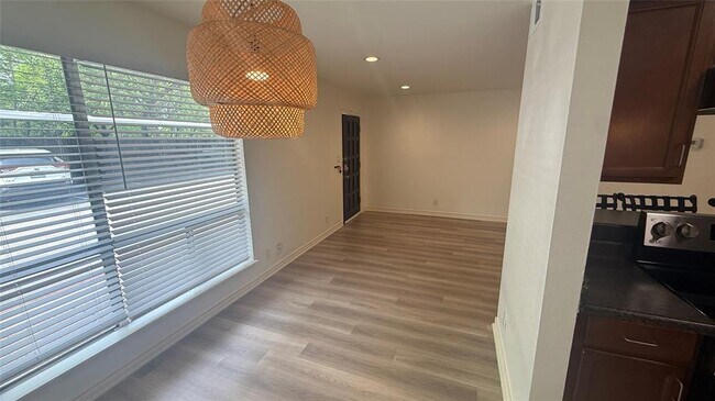 Building Photo - 500 E Riverside Dr