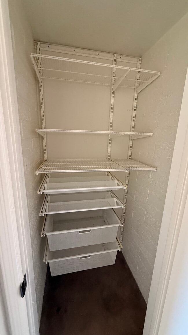 Building Photo - Mountain Views and Huge Yard