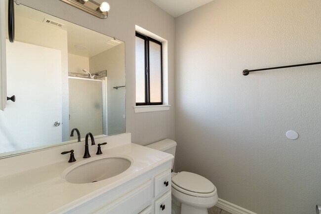 Building Photo - Beautiful 3/2 Apple Valley Home