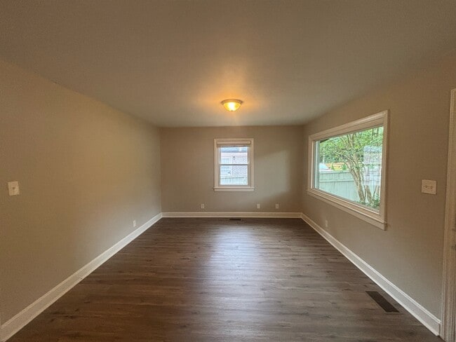 Building Photo - 626 S Hoover Rd