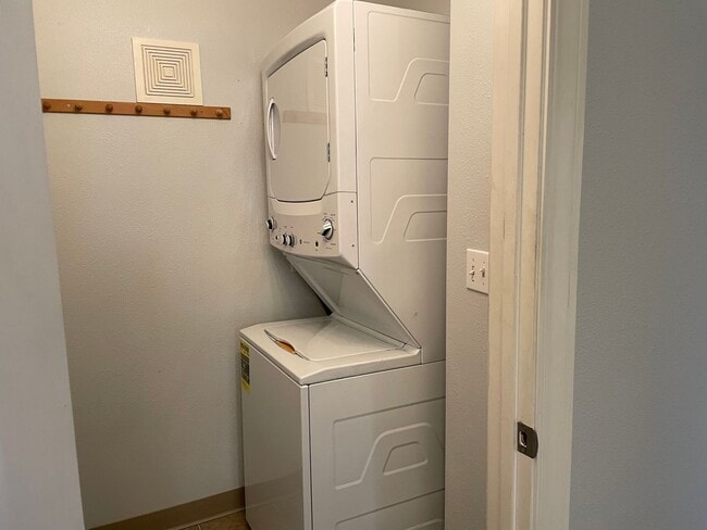 Building Photo - M1614 #1-3