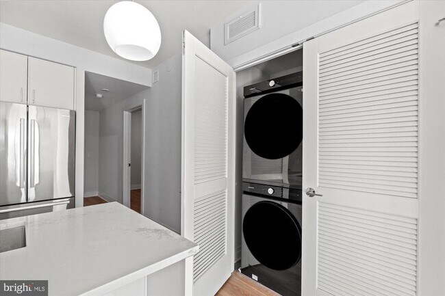 Building Photo - 811 N Columbus St