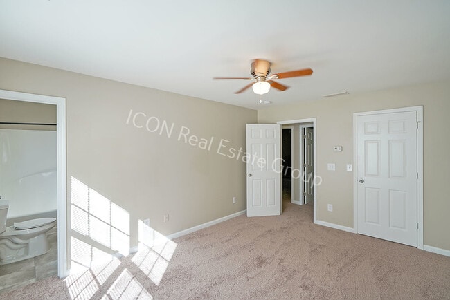 Building Photo - 3/2.5 End unit townhome