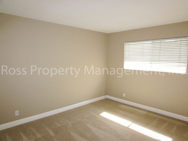 Building Photo - Great Pleasanton Location! Rare Single Story Townhome