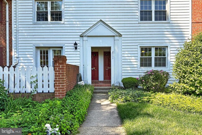Building Photo - 2711 S Walter Reed Dr