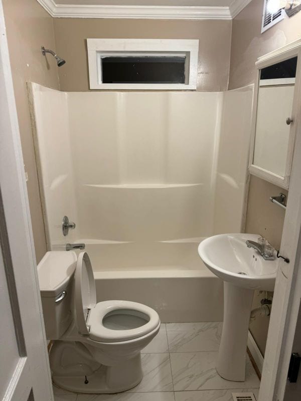 Building Photo - 4354 Pineview Dr