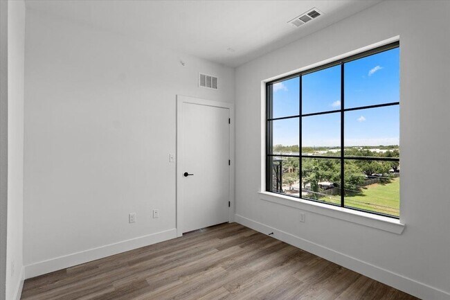 Building Photo - 4315 S Congress Ave