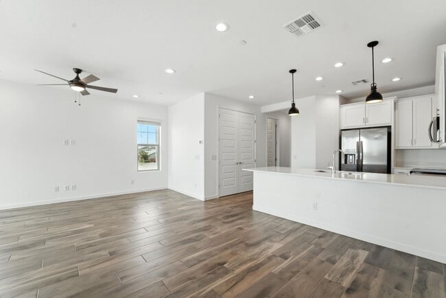 Building Photo - Like Brand New Luxurious Modern 3 Bedroom ...