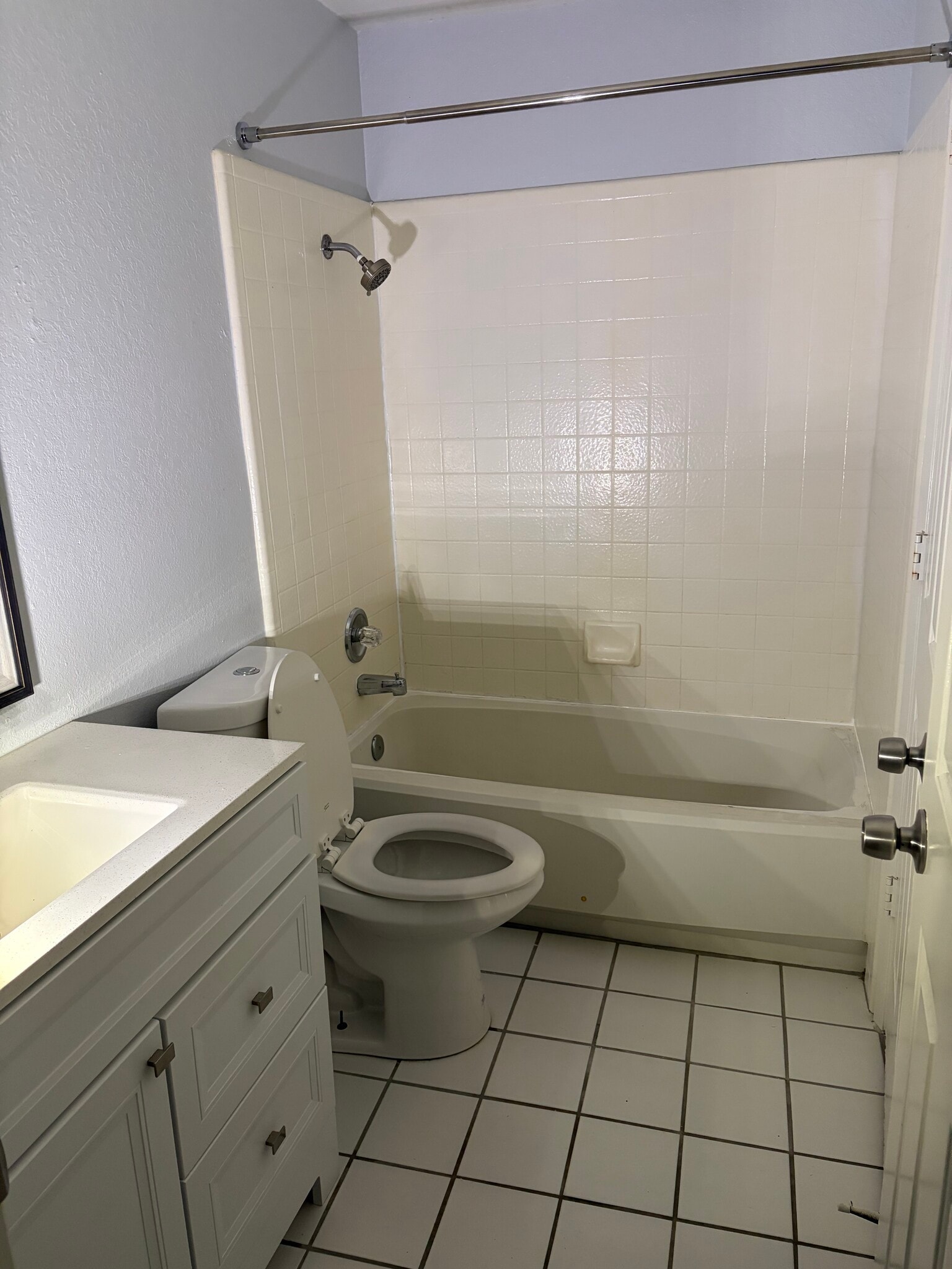 Full bathroom - 720 Sunrise Ave