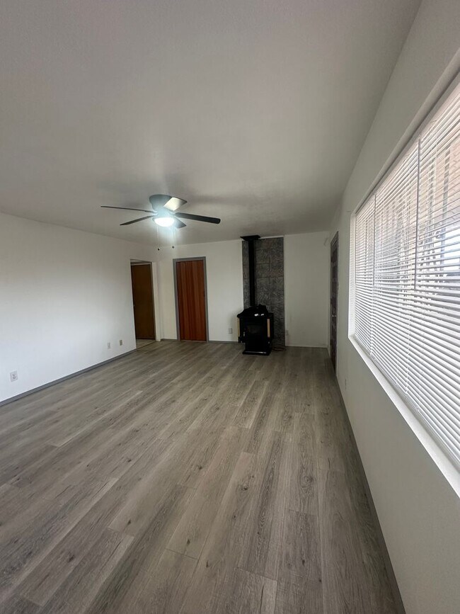 Building Photo - Welcome to this charming 3-bedroom, 2-bathroom home located in Albuquerque, NM