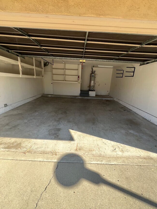 Building Photo - Lovely West Side Ventura Condo