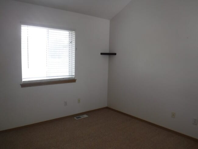 Building Photo - Townhouse with a private yard