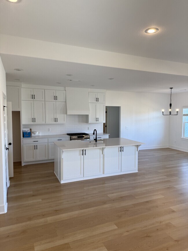 Building Photo - 5837 Lavender Ave