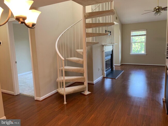 Building Photo - 6084B Essex House Square