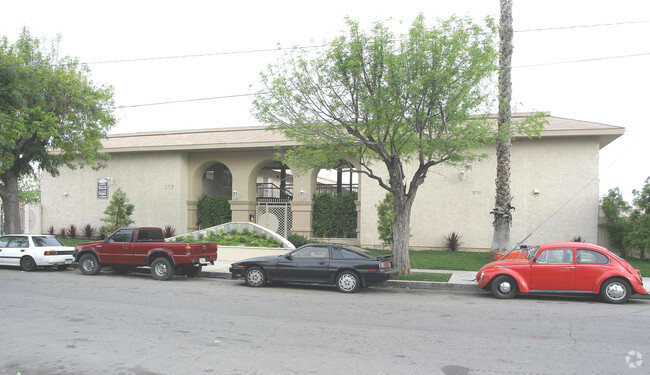 Building Photo - Carlyle Court Apartment Homes