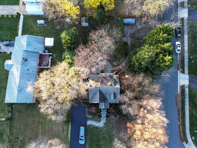 Building Photo - 903 Crestview Dr