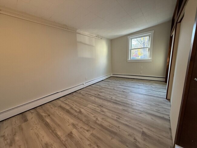 Building Photo - 866 Center St