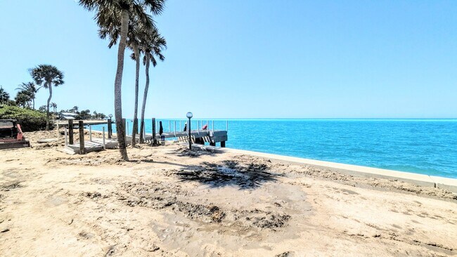 Building Photo - Annual UNfurnished Siesta Key Gulf front 2/2 condo with water views!