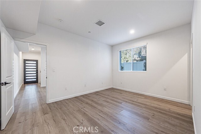 Building Photo - 14944 Moorpark St