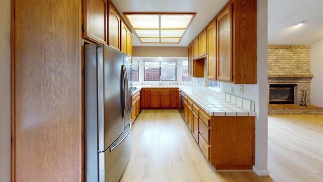 Building Photo - Well-maintained 3x2 single-family Windsor ...