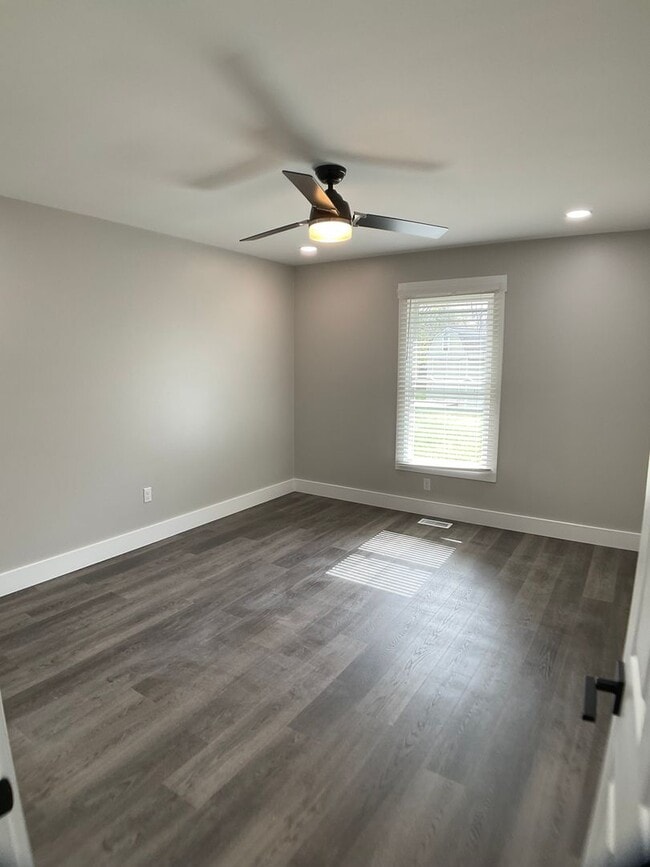 Building Photo - Gorgeous, Fully Renovated, 1 Level Living!