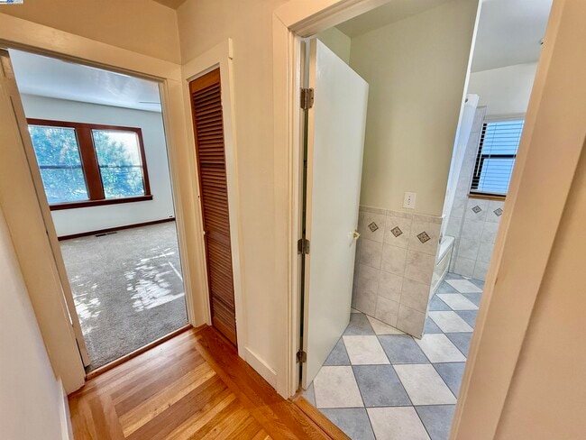 Building Photo - 252 Stoakes Ave