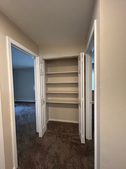 Building Photo - 555 Hill Dr