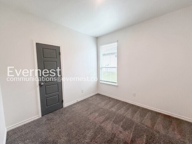 Building Photo - Limited Time Special Offer / 4 Bed, 2 Bath Home with Garage / Pet-Friendly / Vouchers Accepted / ...