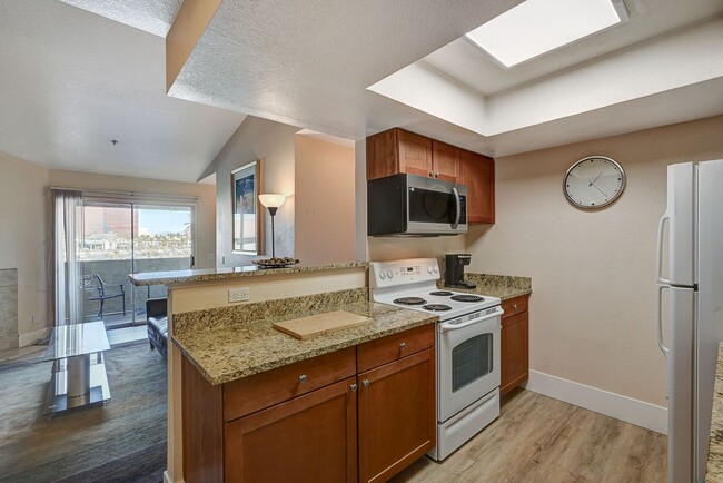 Building Photo - Gorgeous Condo Near Las Vegas Strip - 30+ ...