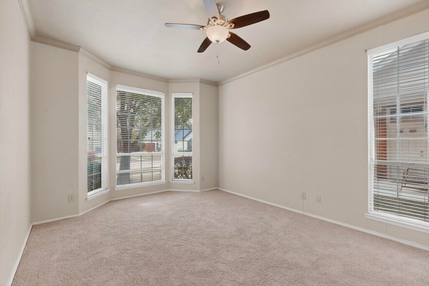 Building Photo - 636 Raintree Cir