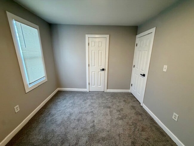 Building Photo - For Lease : 5 bedroom 1 1/2 bathroom fully renovated home in nice area. Call KPM 313-429-3244