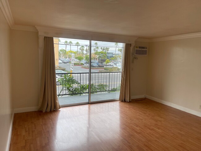 Building Photo - NEWLY UPGRADED BEAUTIFUL TWO BEDROOMS 2 BA...