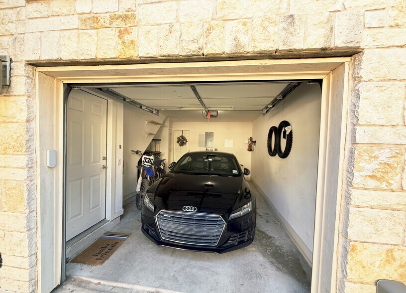 Building Photo - 13420 Lyndhurst St