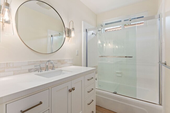Building Photo - Welcome to this charming 2-bedroom, 1.5-ba...