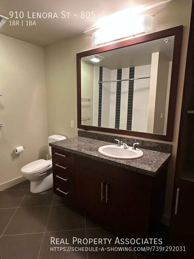 Building Photo - 910 Lenora St