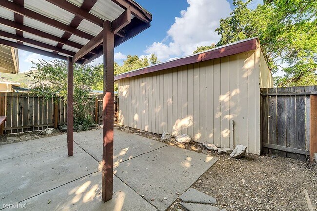 Building Photo - 2 br, 1 bath Duplex - 135 Warren Avenue B