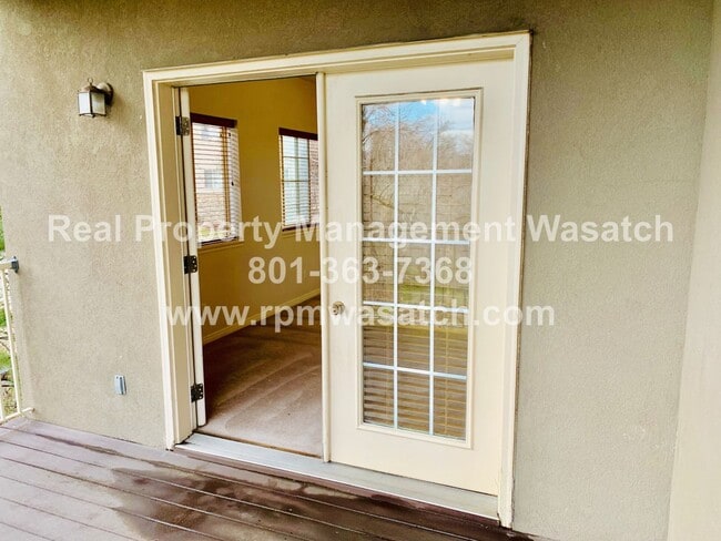 Building Photo - Cute 3 Bedroom 2 Bath Condo with a View!