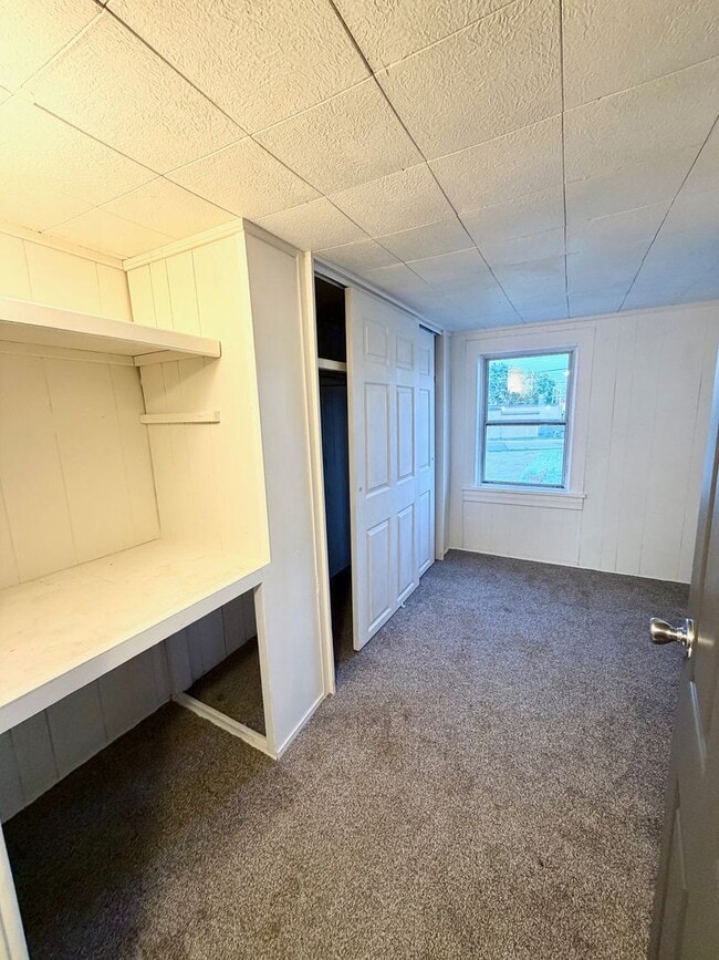 Building Photo - Cozy 2–3 Bedroom, 1 Bath Home with Garage & Sunroom