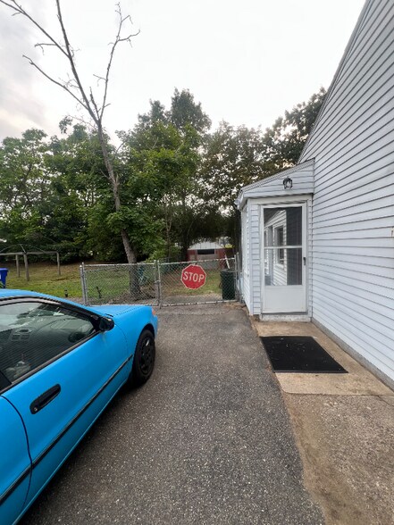 Building Photo - 240 Greenaway Dr