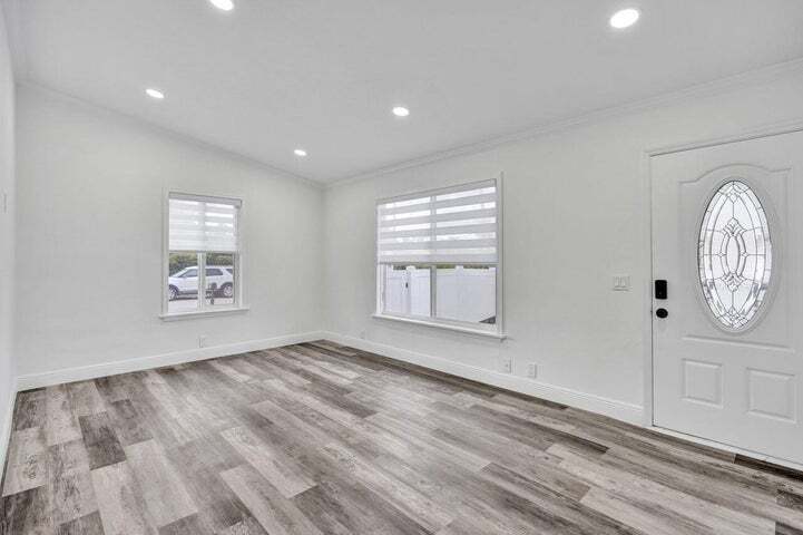 Building Photo - 229 SW 1st Ave