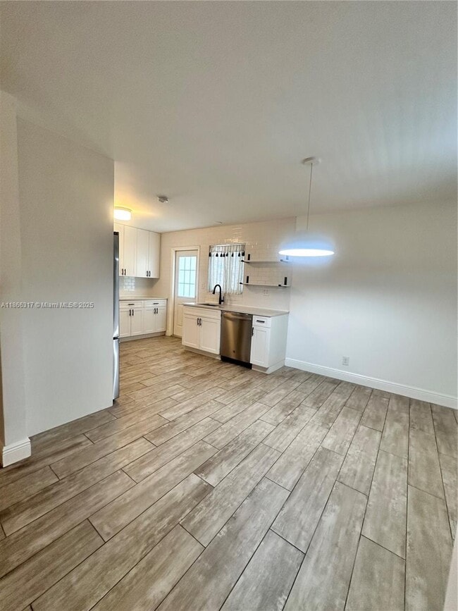 Building Photo - 407 Riverside Dr