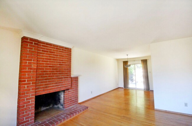 Building Photo - Sunny 3bed/2.5 bath + office space in Mont...