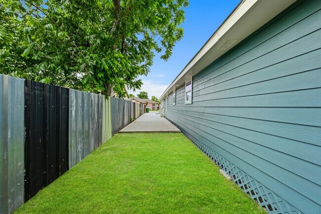 Building Photo - 7946 Fowlie St