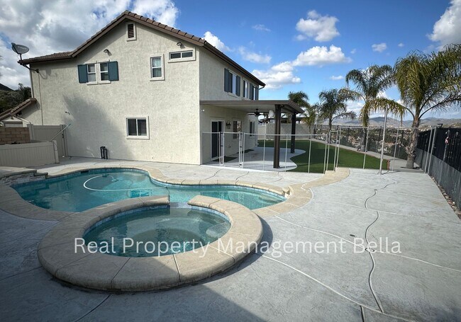 Building Photo - Lakeview Pool Retreat in a Private Cul-de-Sac Setting