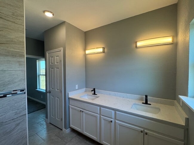 Building Photo - Super Nice Beautiful  3 bedroom 2 bath- In La Vernia with Over .43 acres