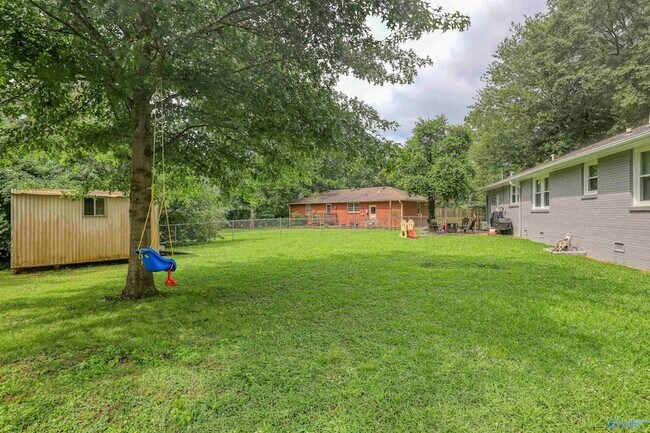 Building Photo - 619 Graycroft Dr SW