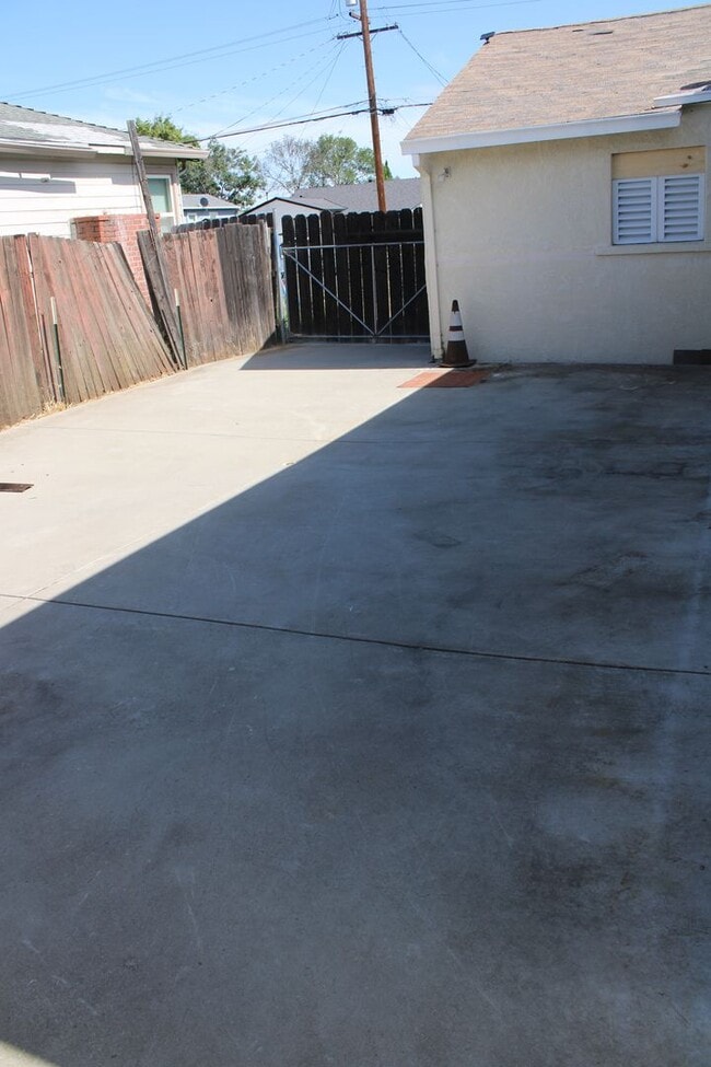Building Photo - ***COMING SOON*** Three Bedroom, 1 1/2 Bathroom House with 2 Garages and Side Yard Access in Pitt...