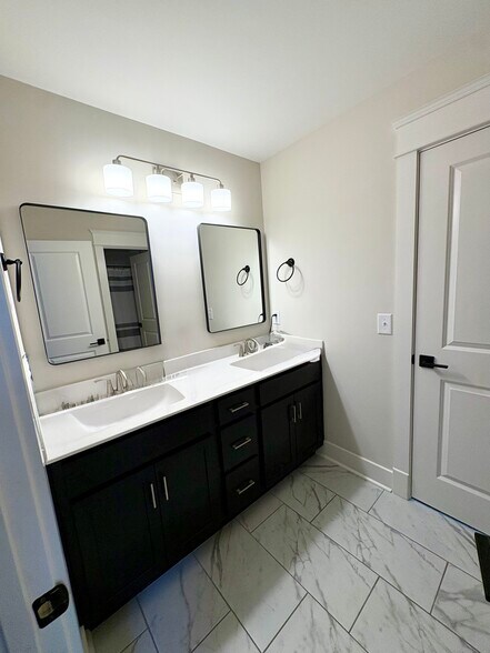 Building Photo - 5052 High Park Hill Dr