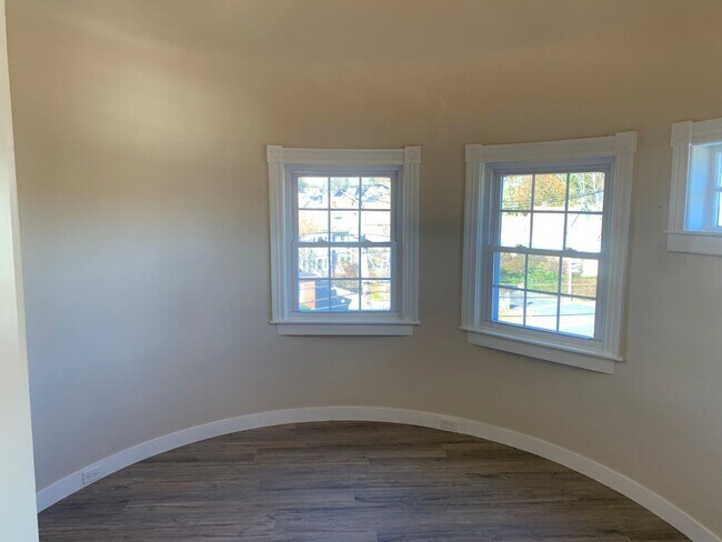 Building Photo - 129 Kenoza Ave